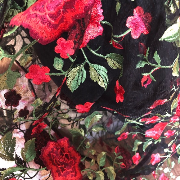 ✨Beautiful✨ New!! Floral Embroidered Dress - Picture 4 of 4